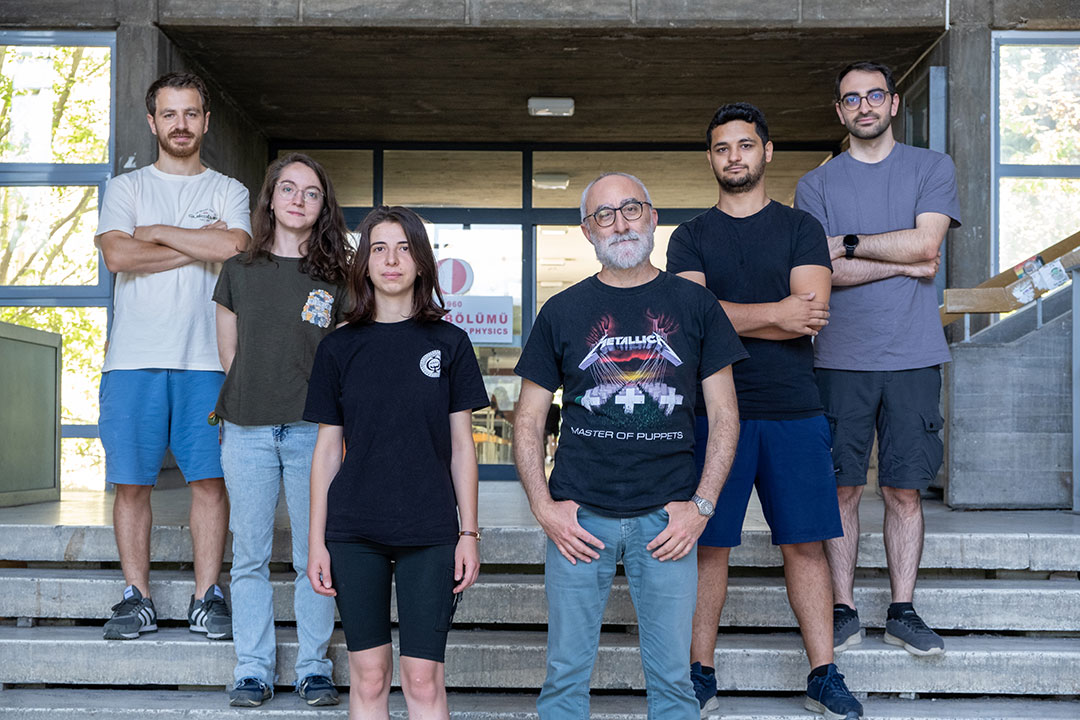 Bahtiyar Özgür Sarioğlu with his research group